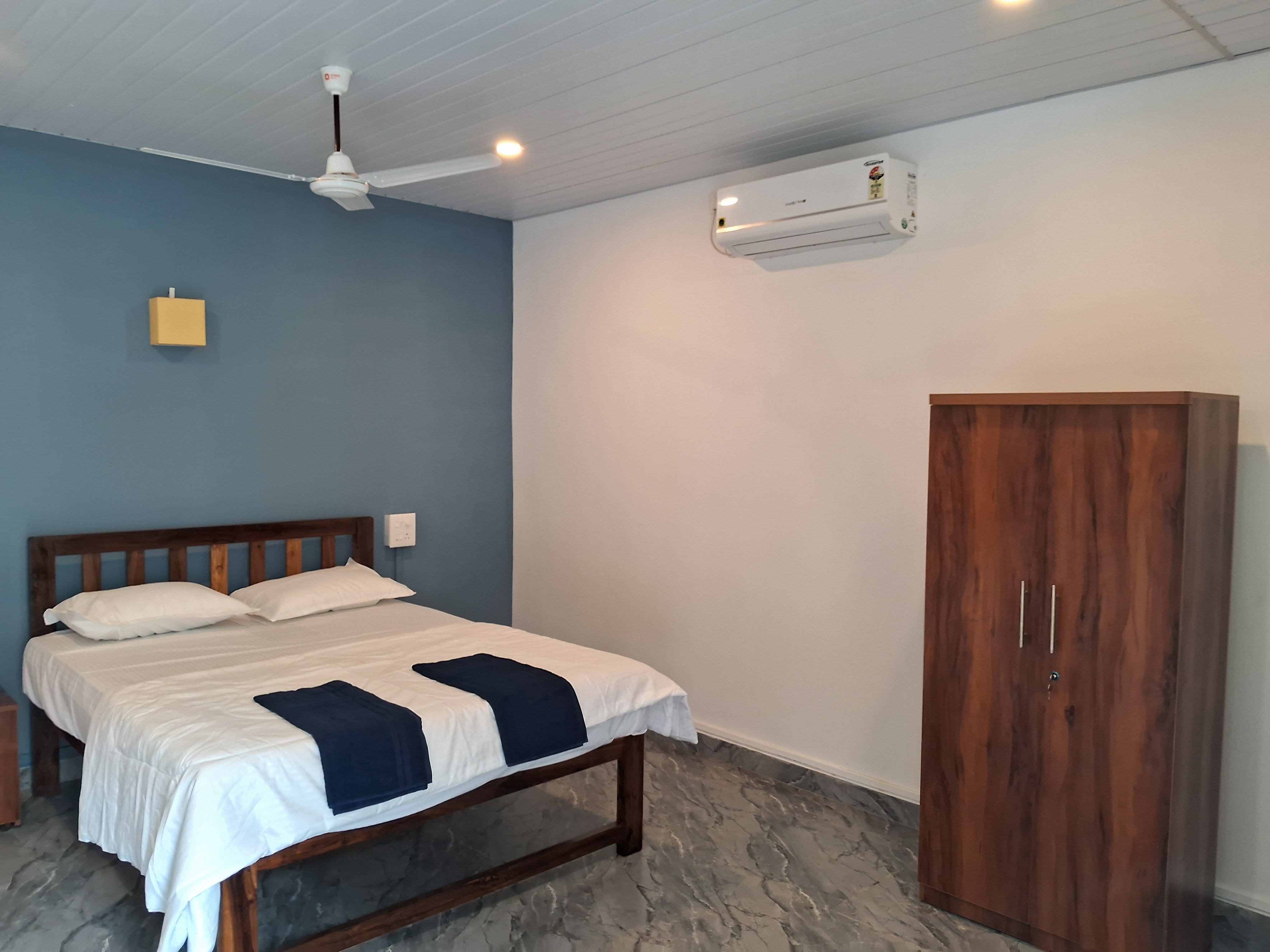 Dias Guest House  Rooms - Tap to explore photos