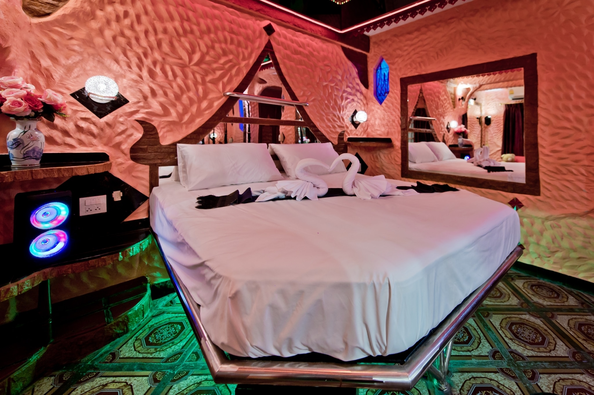 Penthouse Hotel Pattaya - Tap to explore photos