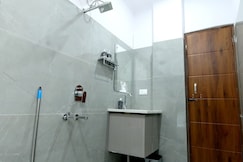 Joshi Homestay| Bright Room with Balcony, Dehradun