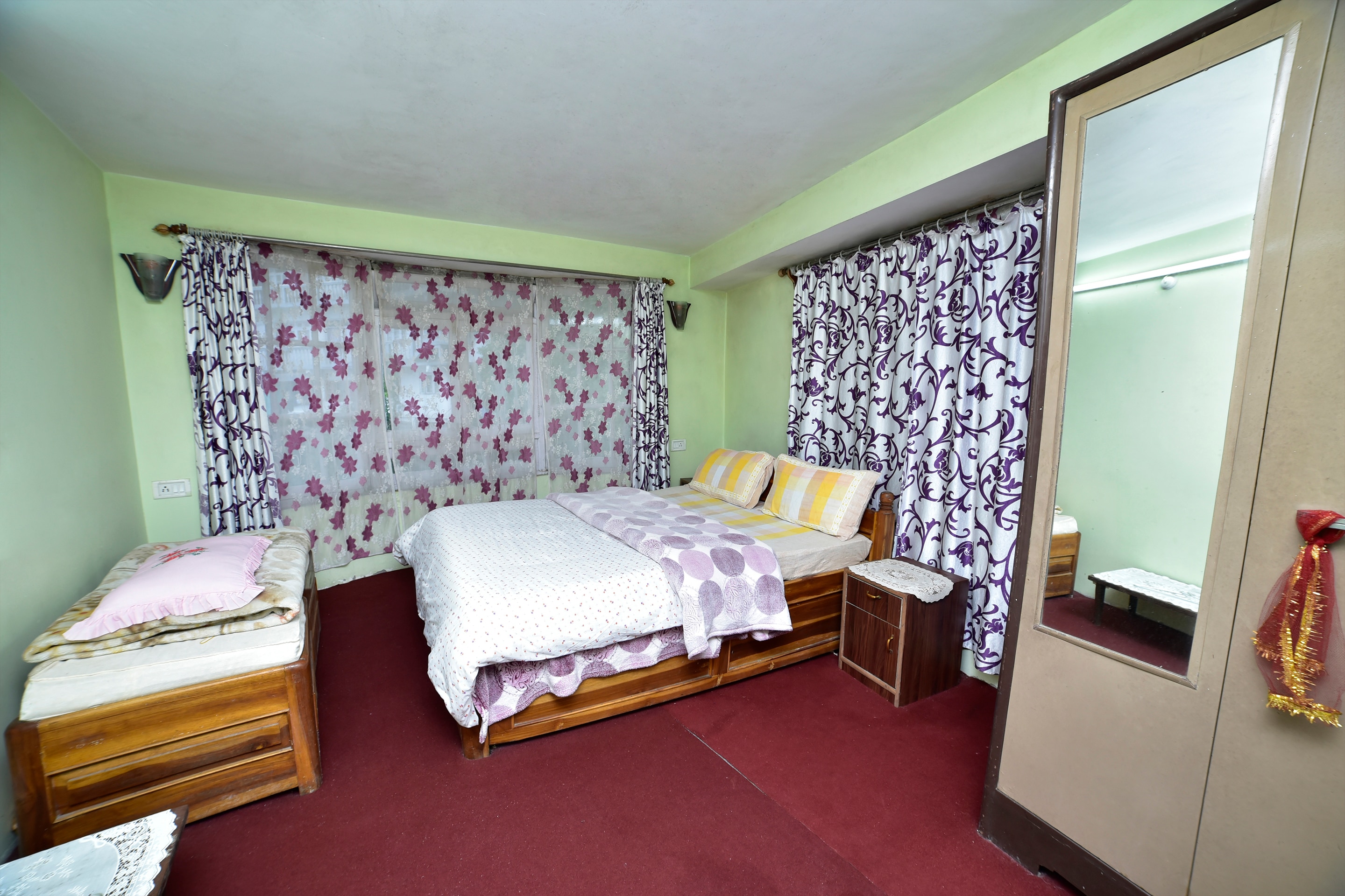 Teesta Homestay-Deluxe Room - Tap to explore photos