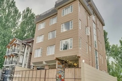 Hotel Twin Towers - Rajbagh, Srinagar