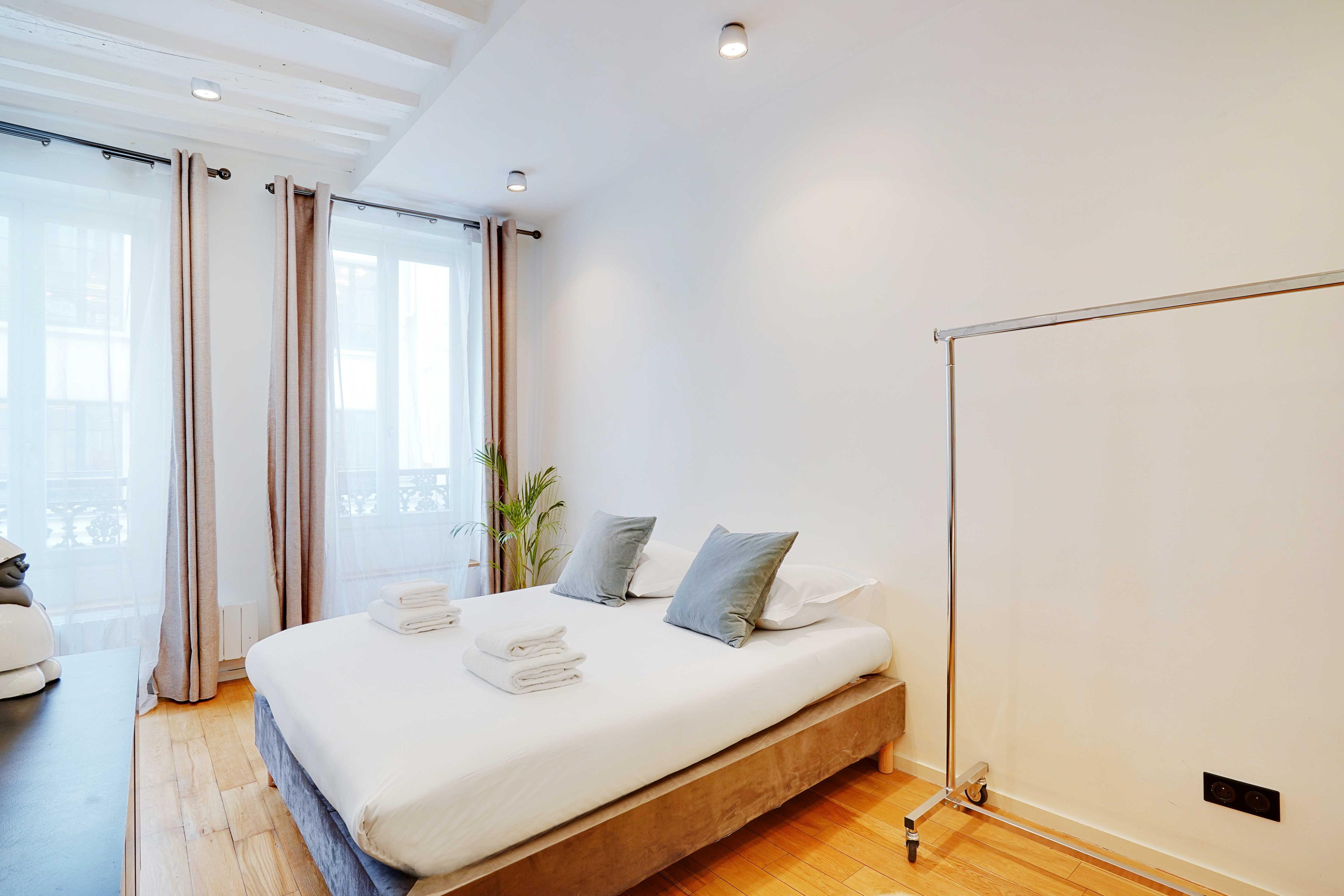 Stunning apartment - Palais Royal - Louvre - Tap to explore photos
