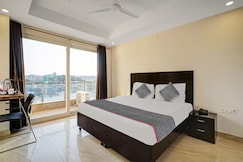 Super Townhouse Tipsyy Near Bestech Central Square Mall, Gurgaon