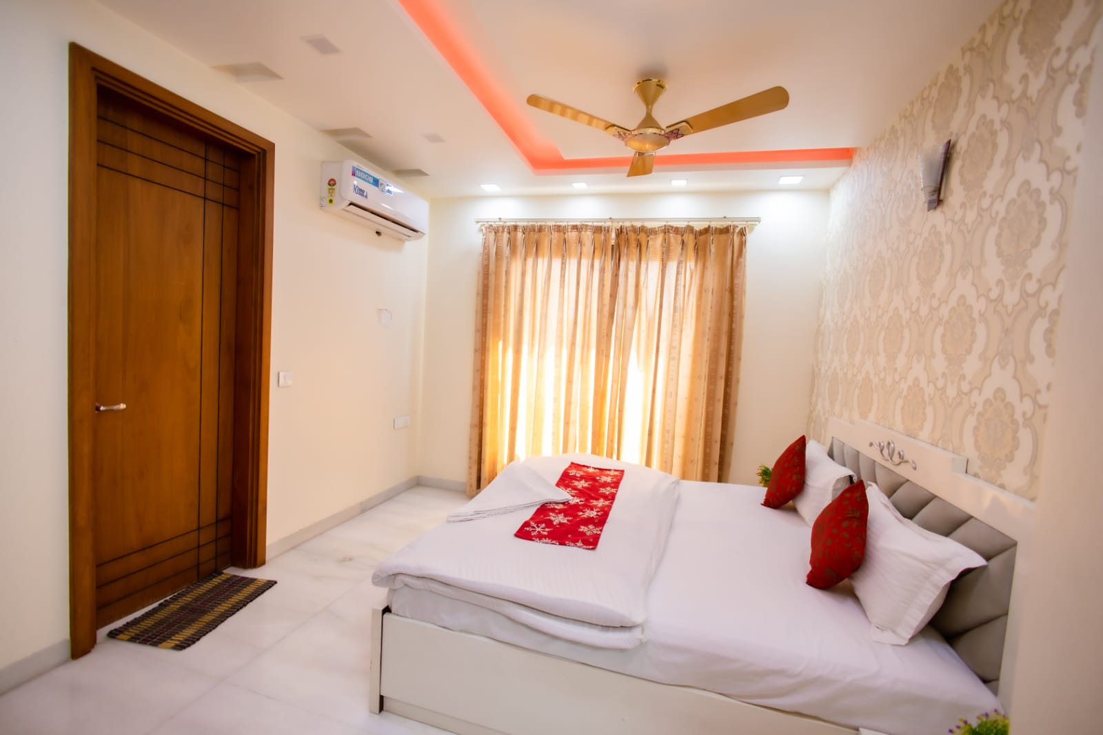 Serviced Apt in South Delhi Near Select City Walk saket - Tap to explore photos