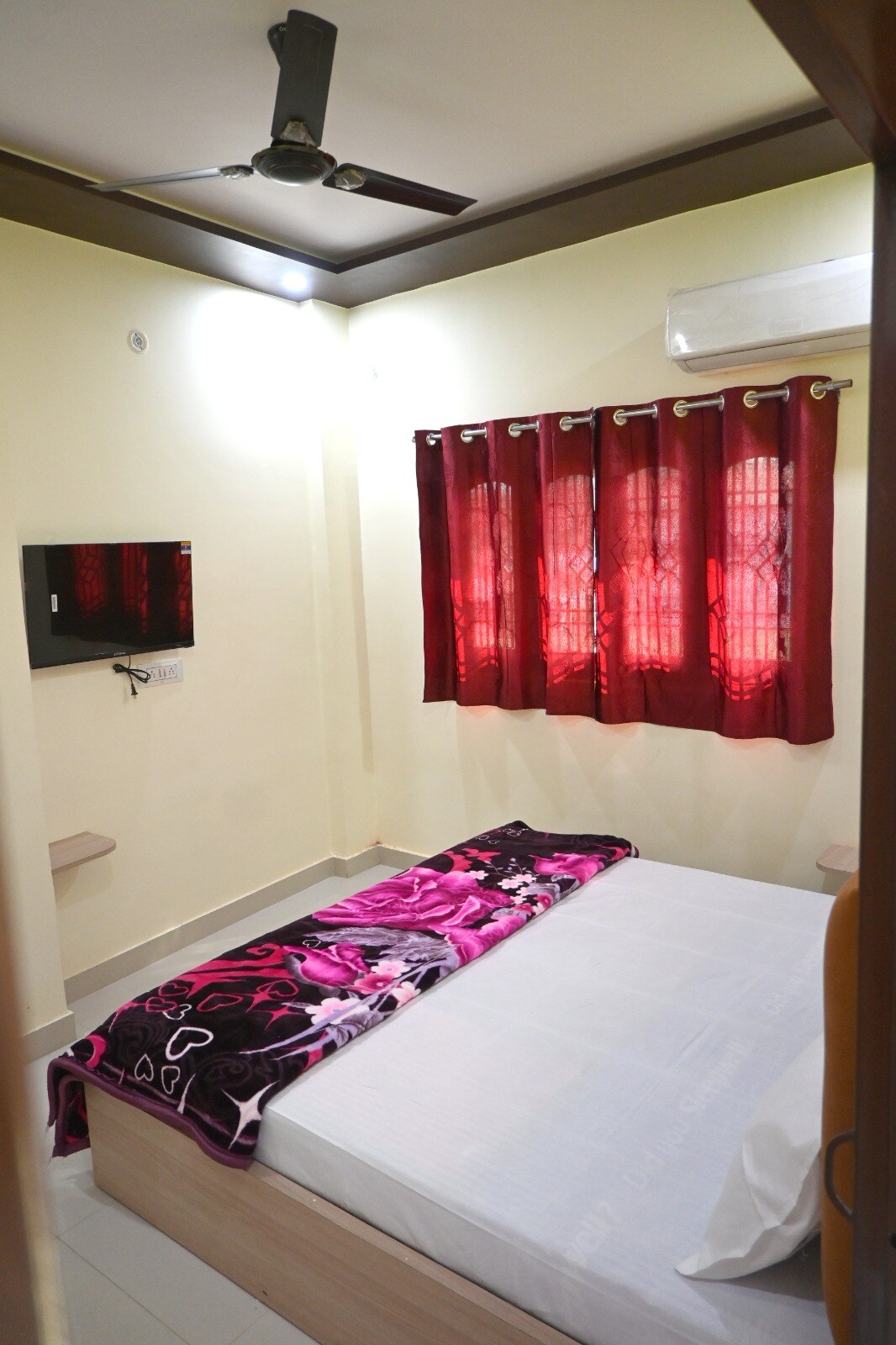 Shree Kanth Guest House - Tap to explore photos