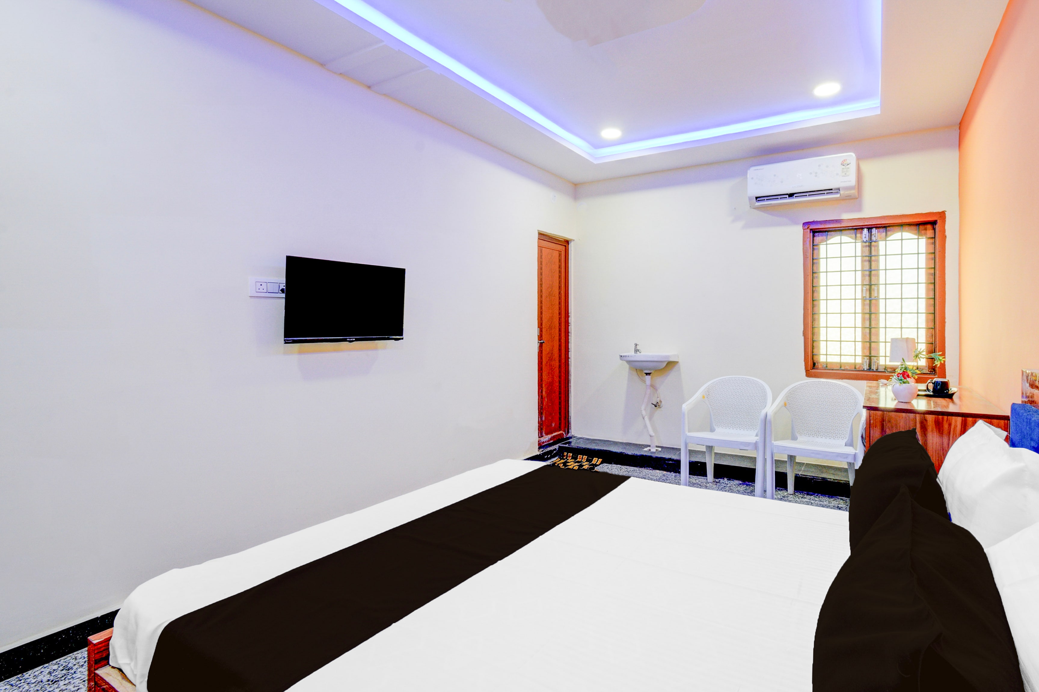 Hotel O AHIS GRAND - Tap to explore photos