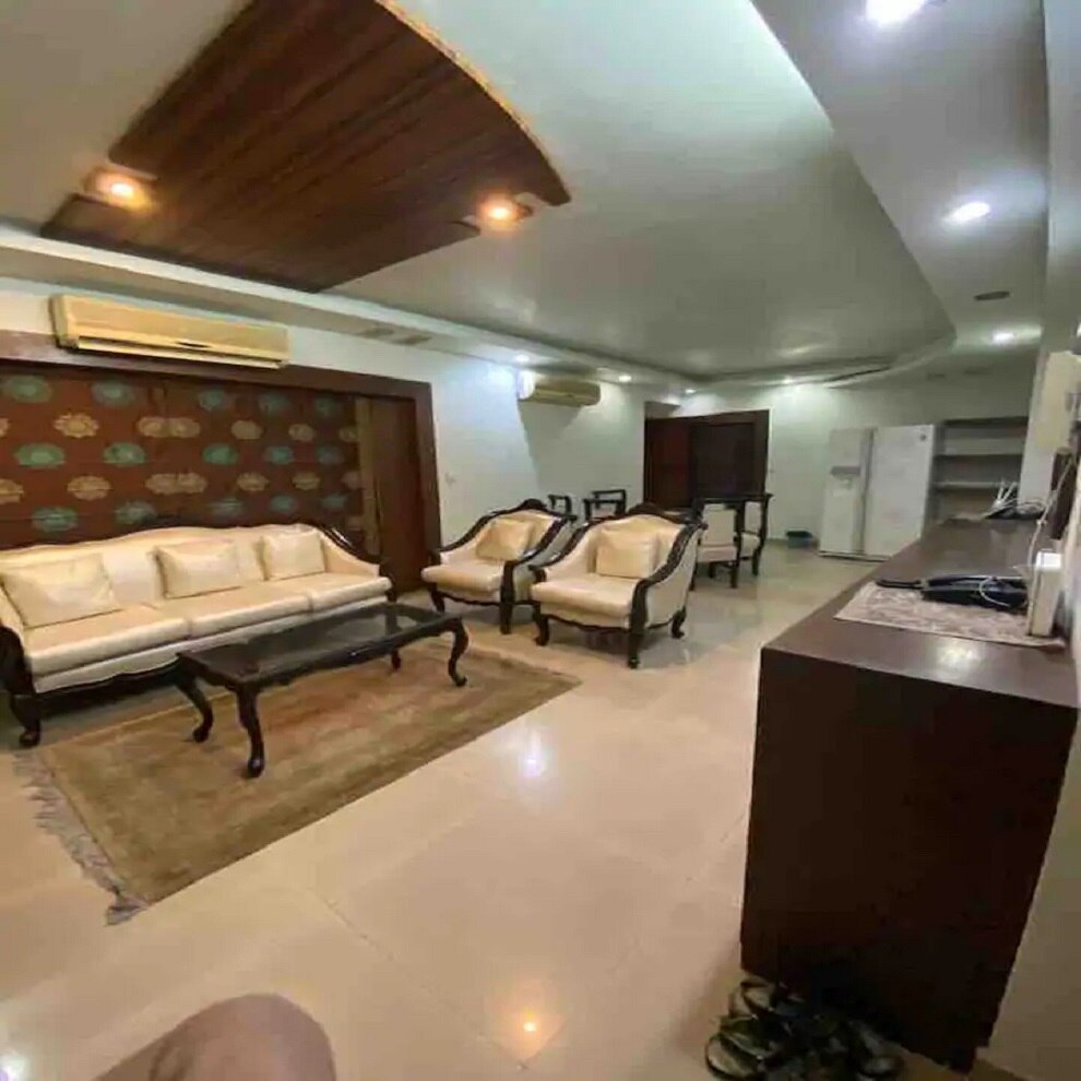 Kolkata private bedroom in south city - Tap to explore photos