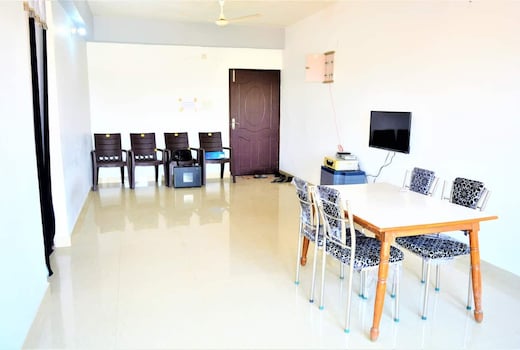 Pretty Garden View Beautiful Flat Near Kashi Vishwanath