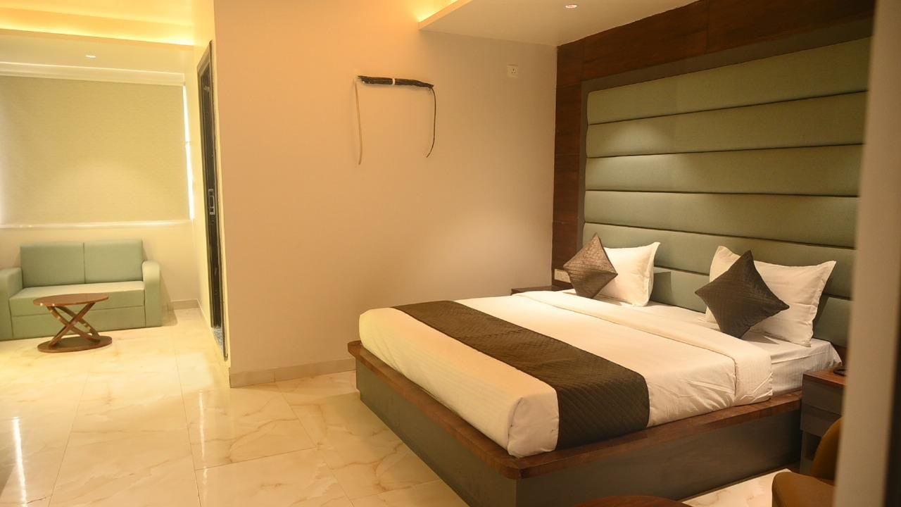 Hotel Saket Gange - Tap to explore photos