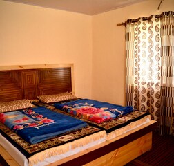 Cozy Queen Room