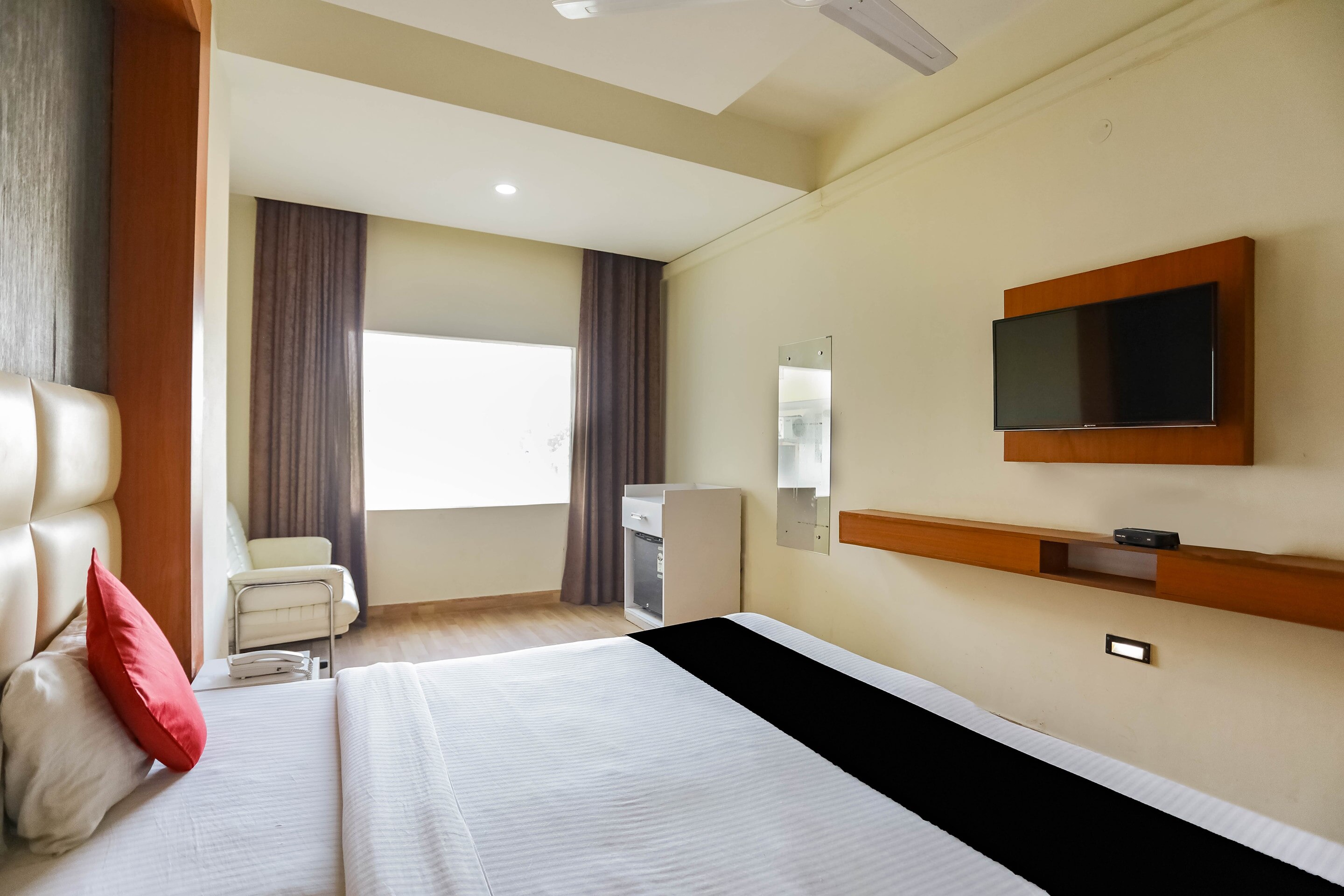Collection O Comfort Residency Near Medanta Hospital Near Omaxe Celebration Mall - Tap to explore photos