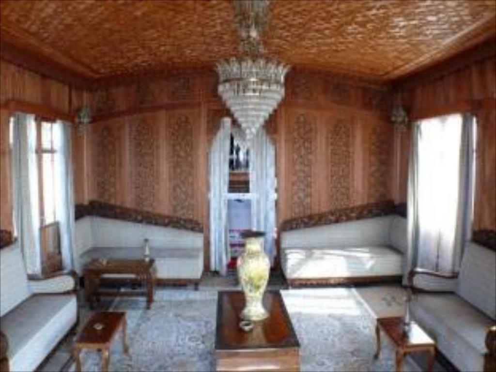 Marco Polo Houseboats - Tap to explore photos