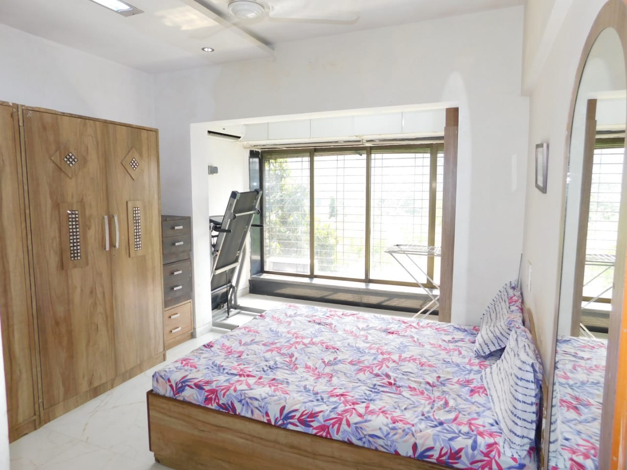 3BHK near Bollywood Kapoors n Khans - Tap to explore photos