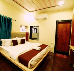 COZY DELUXE ROOM (ACCESS TO TERRACE)