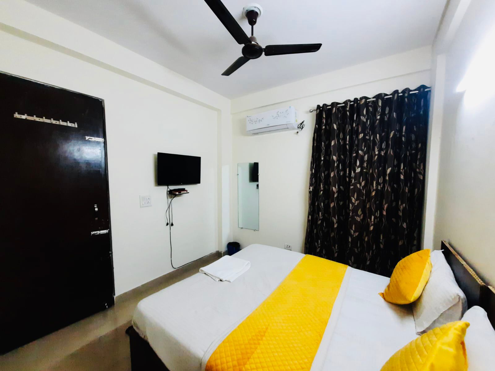 Hotel raaso inn Laxmi nagar - Tap to explore photos