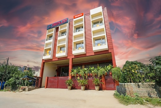 FabExpress Trijal Inn