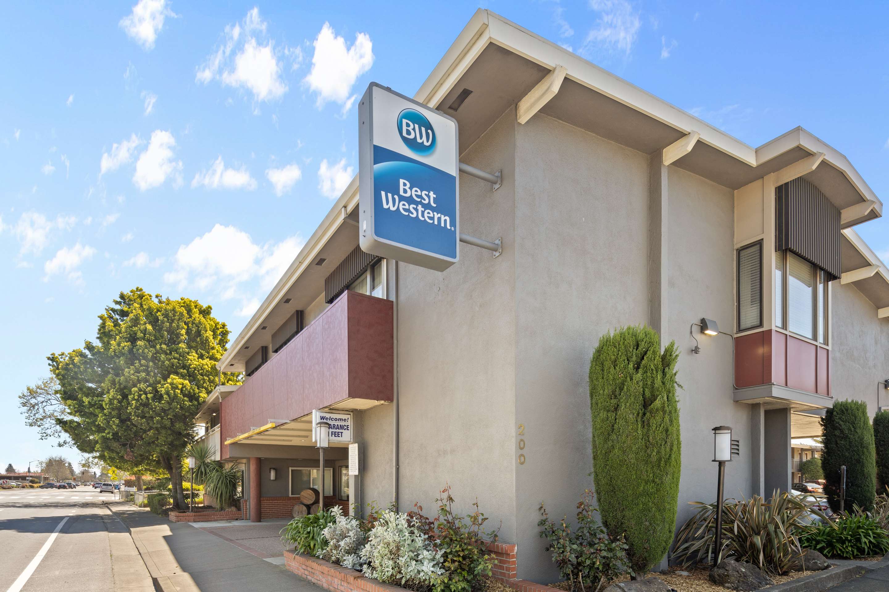 Best Western Petaluma Inn - Tap to explore photos