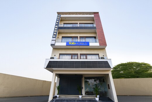 FabHotel Regal