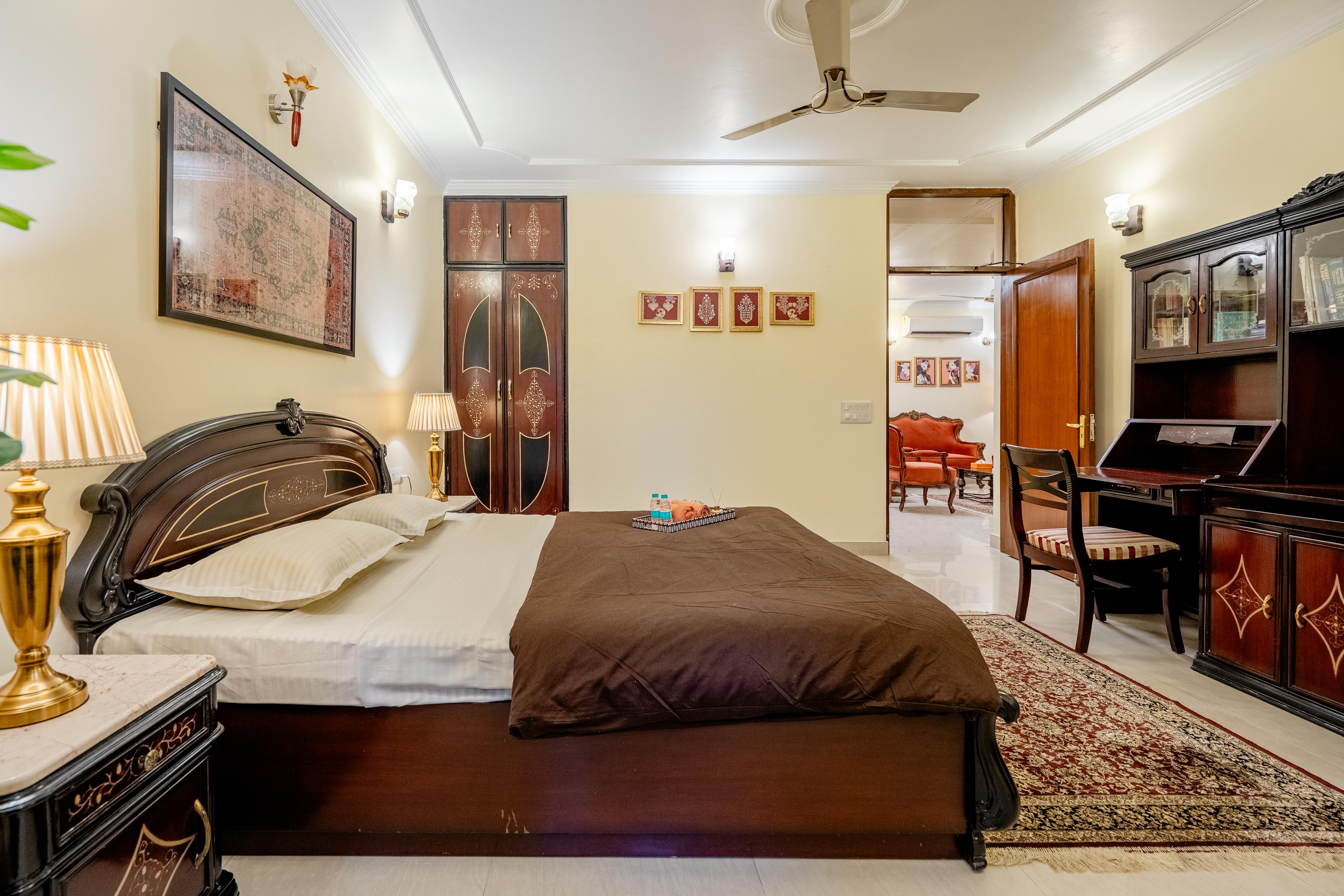 Quaint 2BHK Penthouse 2700 sq ft near Lotus Temple - Tap to explore photos