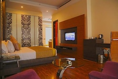 Palm Green Hotel & Resorts with Pool & Lawn, Sonipat