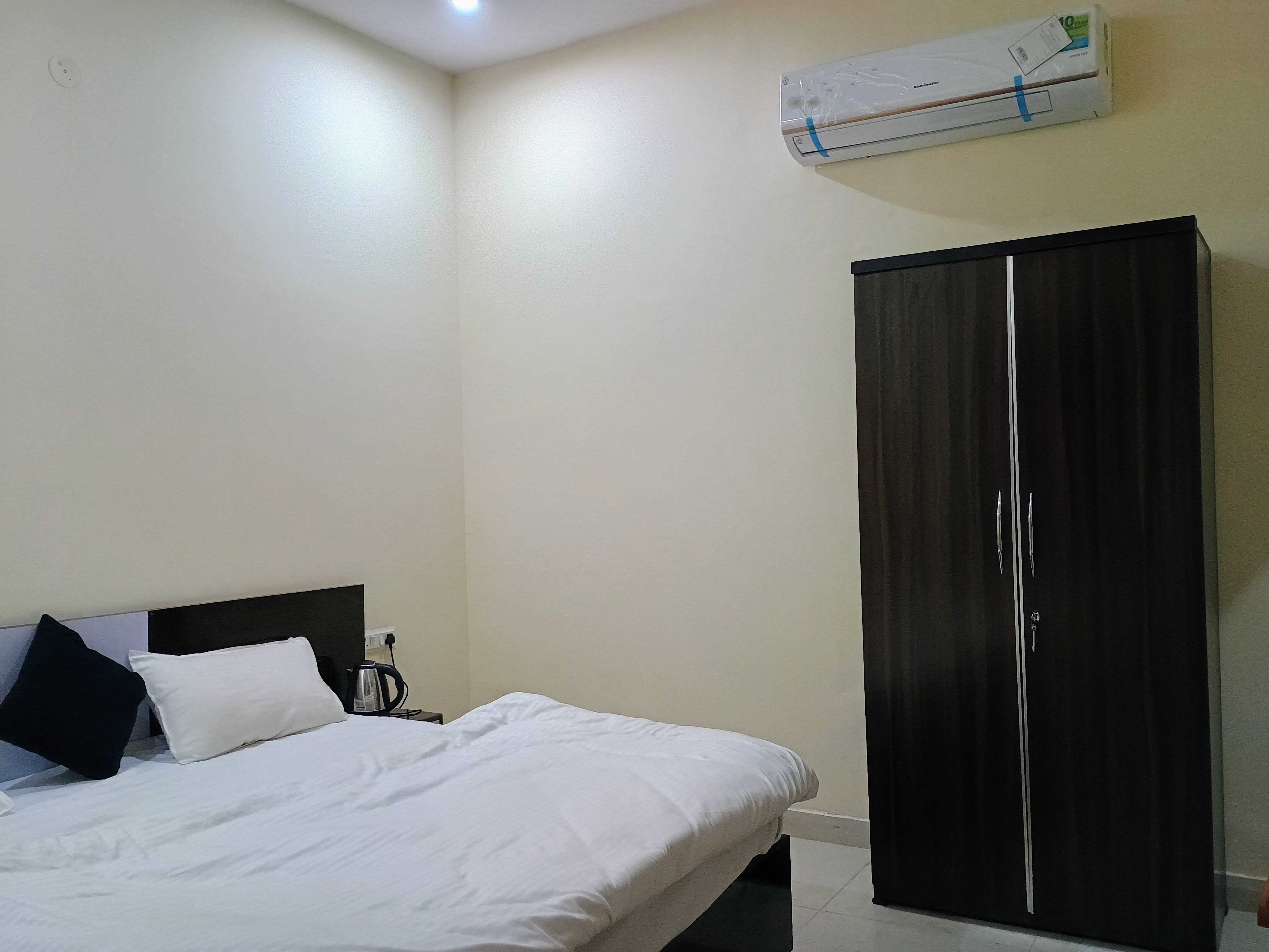 Shri Ved Hotel - Tap to explore photos