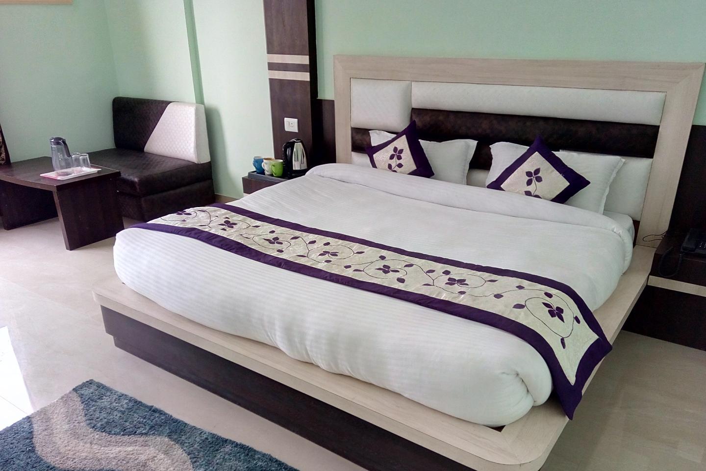 Hotel Rakhee Palace  - Tap to explore photos