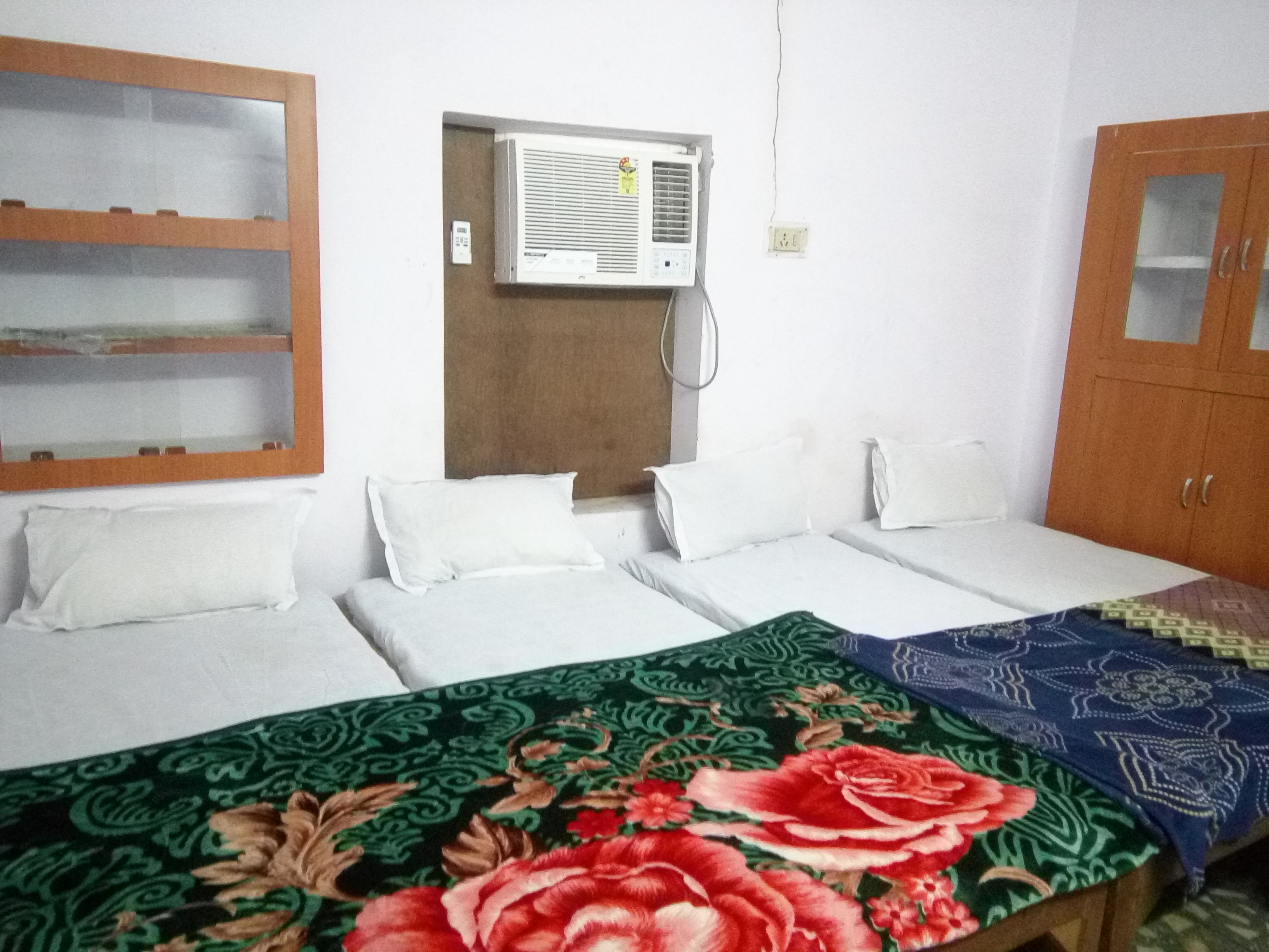 Shri Kashi Vishwnath Paying Guest House - Tap to explore photos