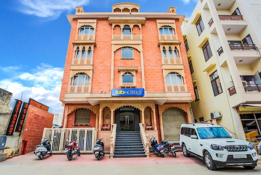 FabHotel Tipsyy Inn Suites