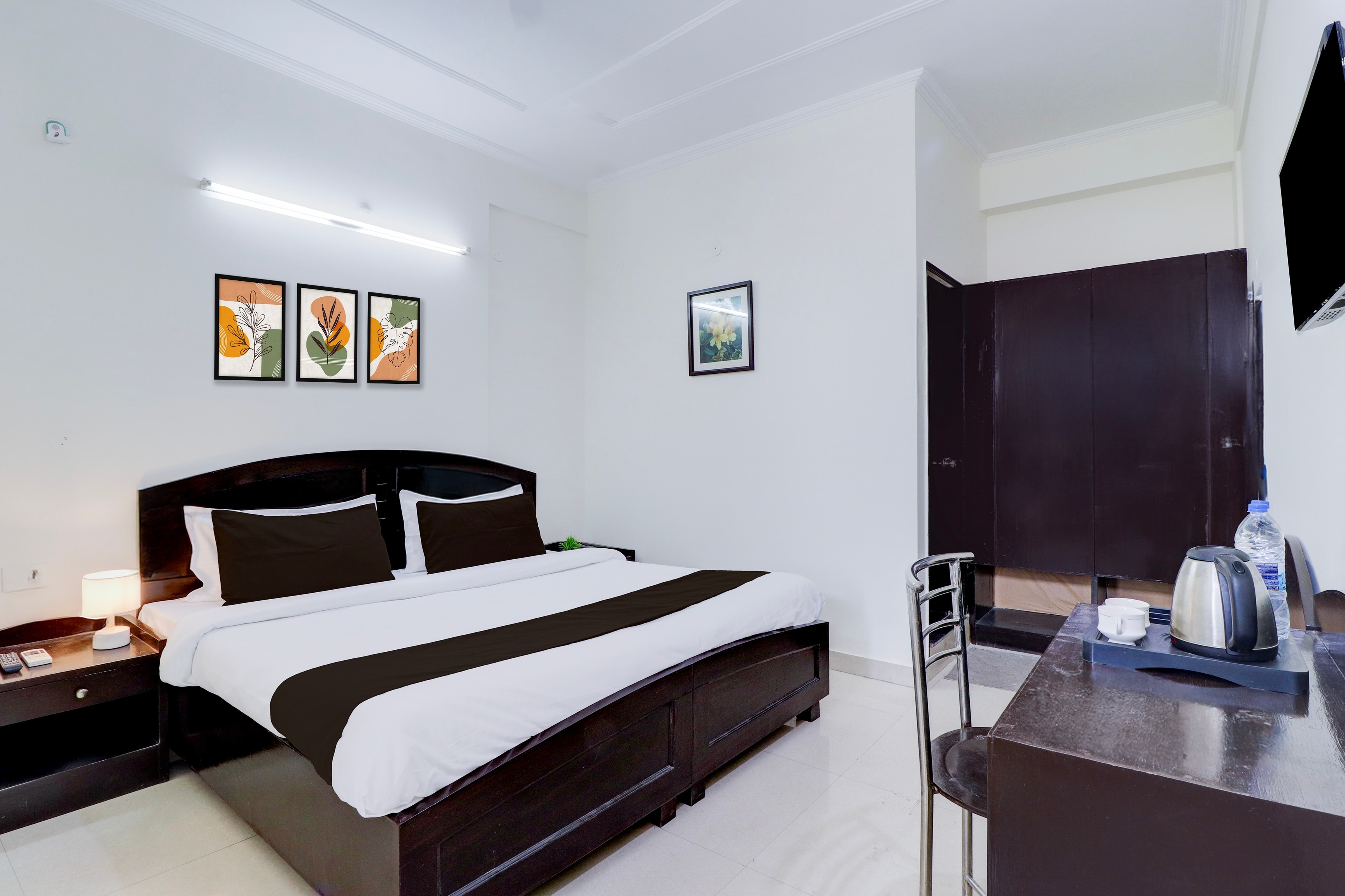 Super Hotel O Shimla Bypass Road ISBT Dehradun Formerly Benison Guest House - Tap to explore photos