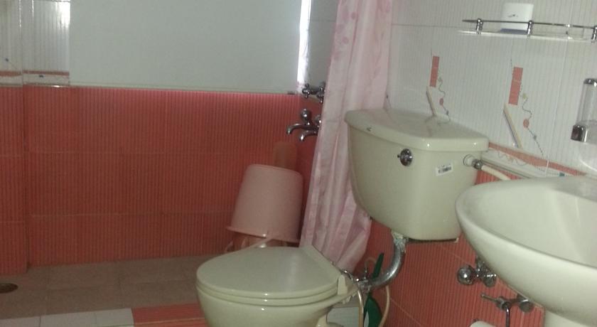 Aapo Aap Homestay (Deluxe Room) - Tap to explore photos