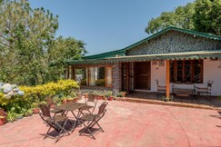 Primula   Private Room w Shared Pool, Bhimtal