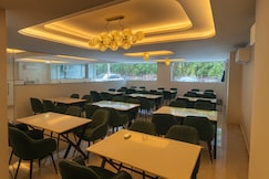 Hotel Leaf 9 Grand - Udyog Vihar, Gurgaon