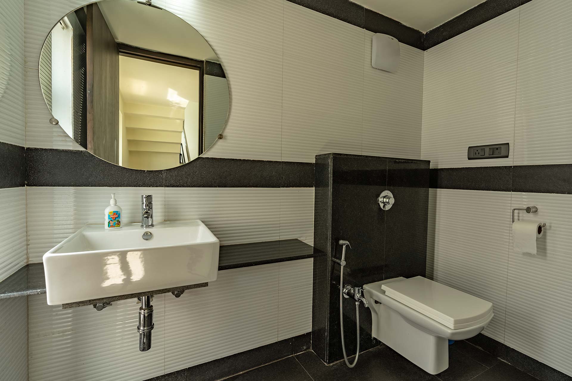 StayVista | Riverview Revere Villa - Tap to explore photos