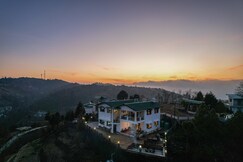 Hilltop Mountain Serviced Villa Near Mukhteshwar, Mukteshwar