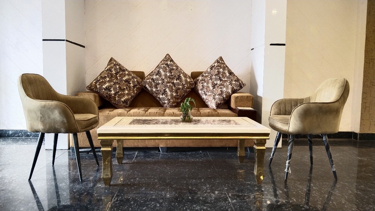 DM 1835 Premium Stay near Unitech Cyber Park & HUDA Metro with Breakfast - Tap to explore photos