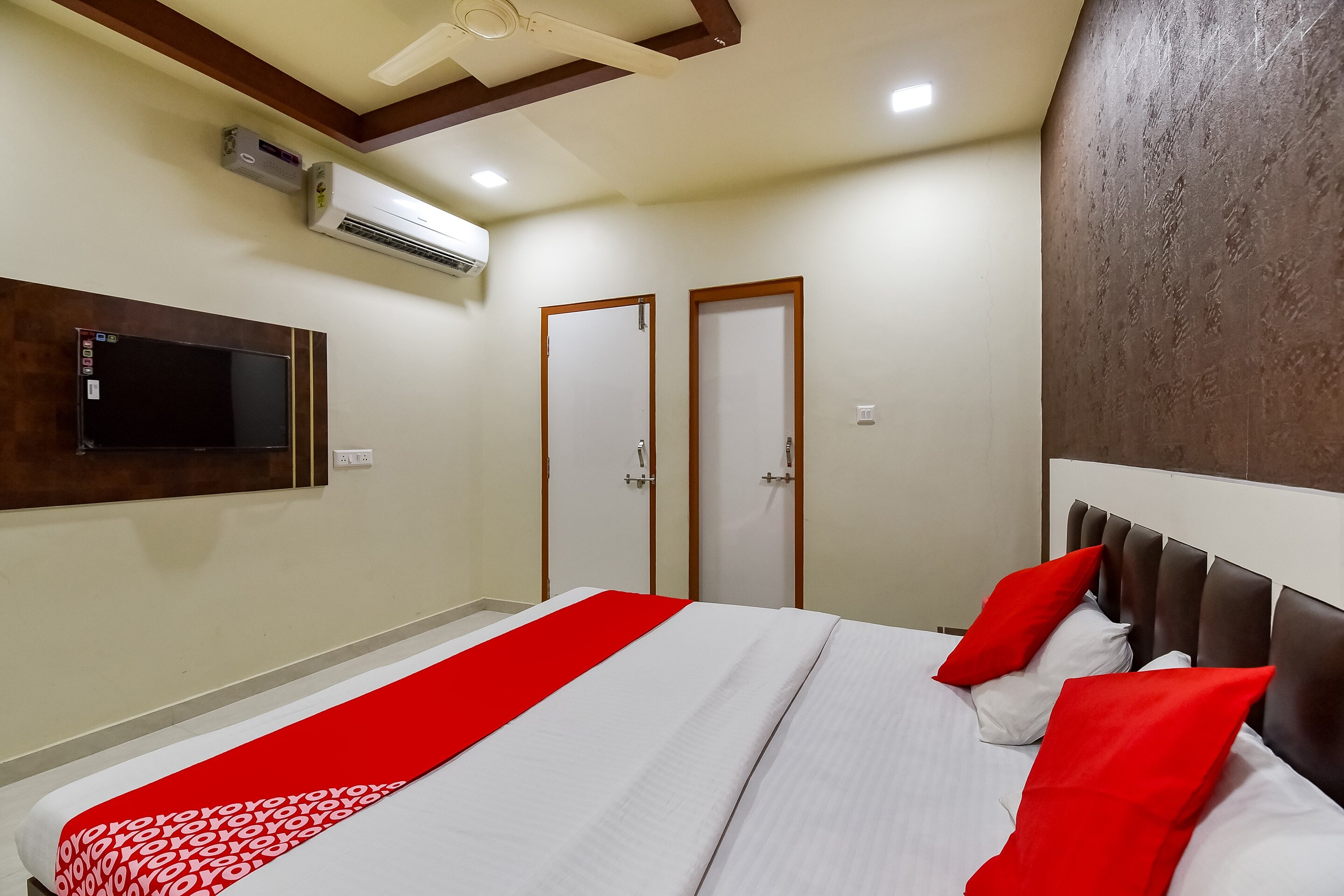 Super Hotel O Jagmohan Hotel - Tap to explore photos