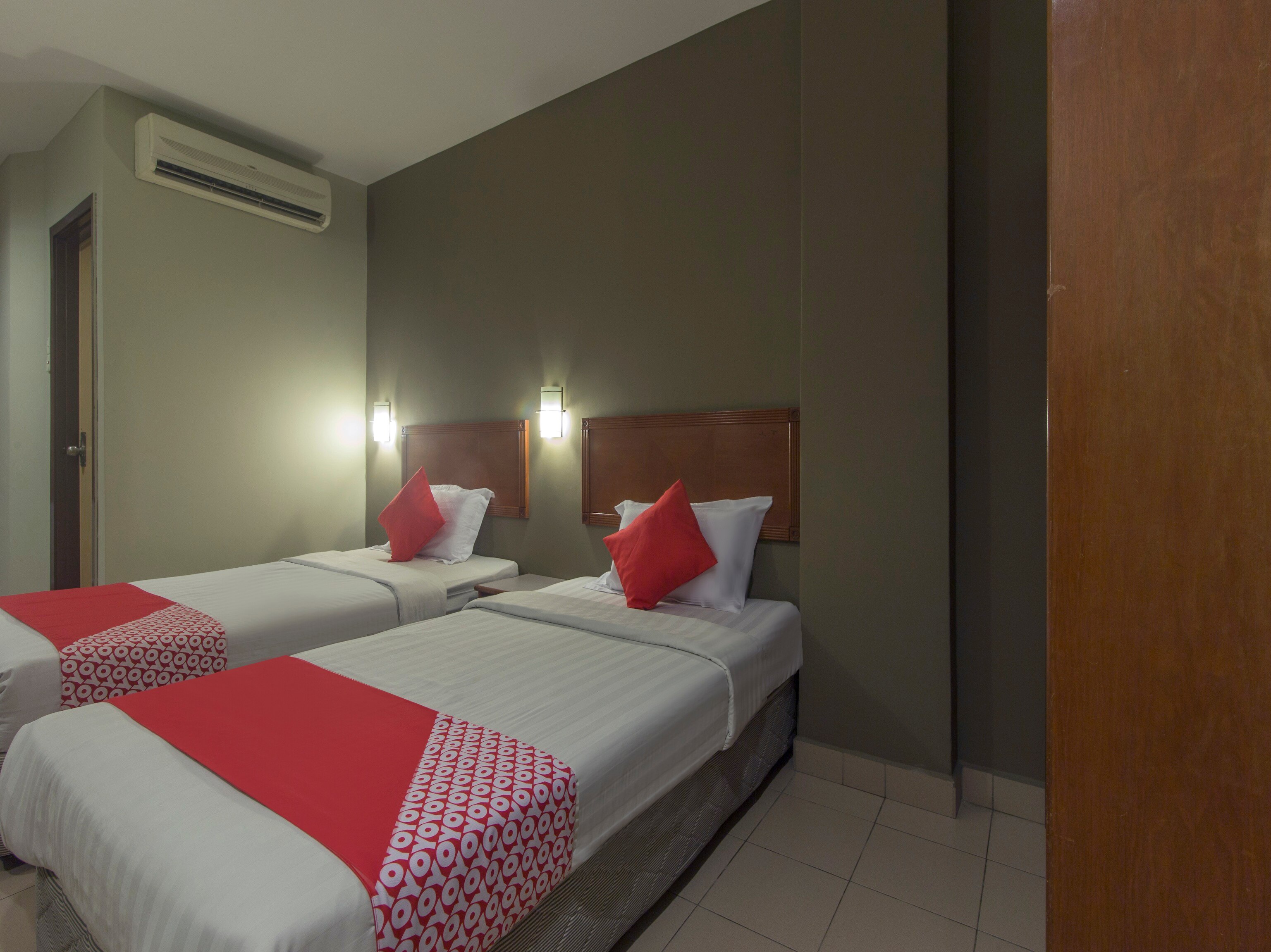 Super OYO 828 Comfort Hotel Shah Alam - Tap to explore photos