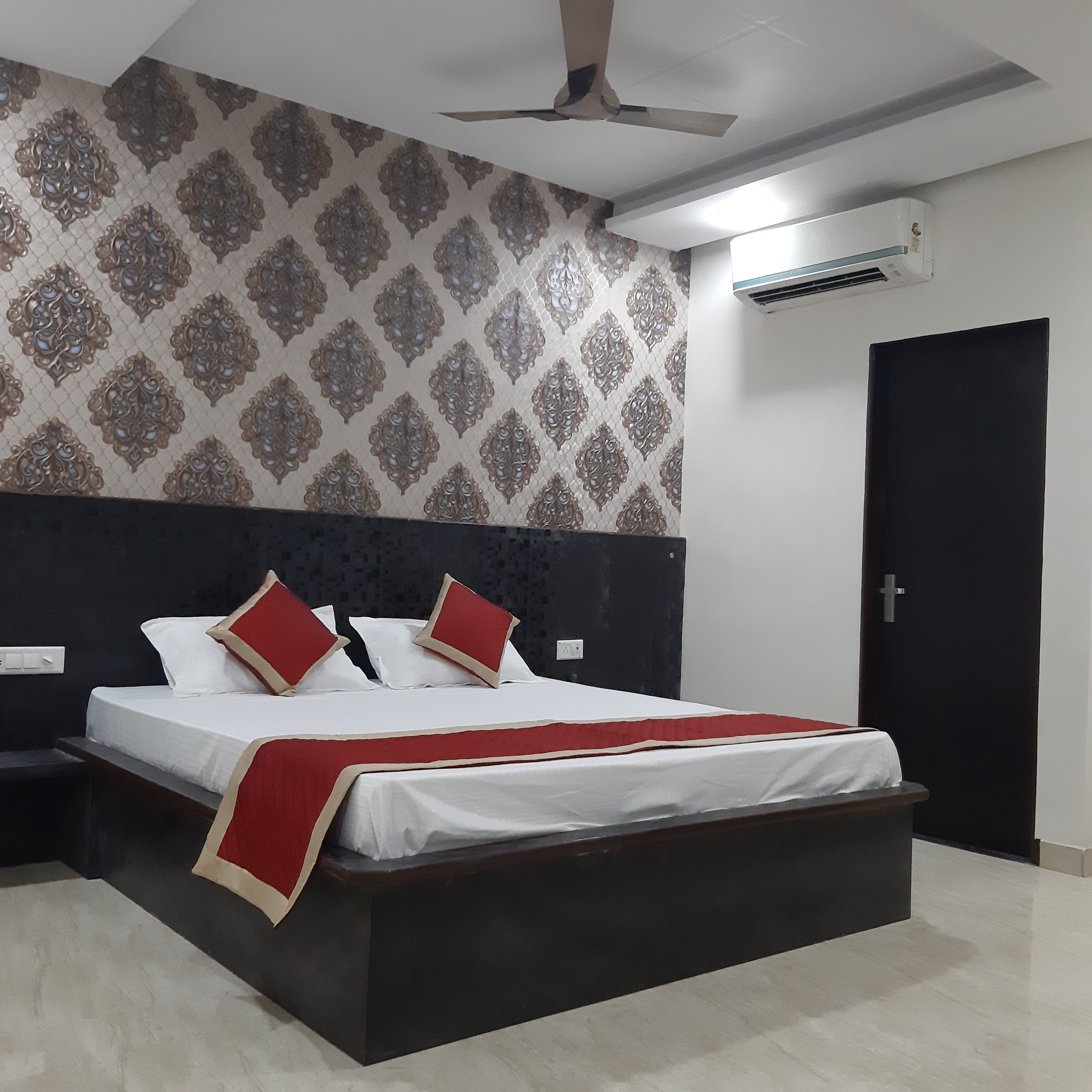 Hotel Aryan Vilas - Tap to explore photos