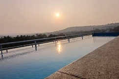 Couple Friendly suite 305 1BHK with Infinity Pool, Goa