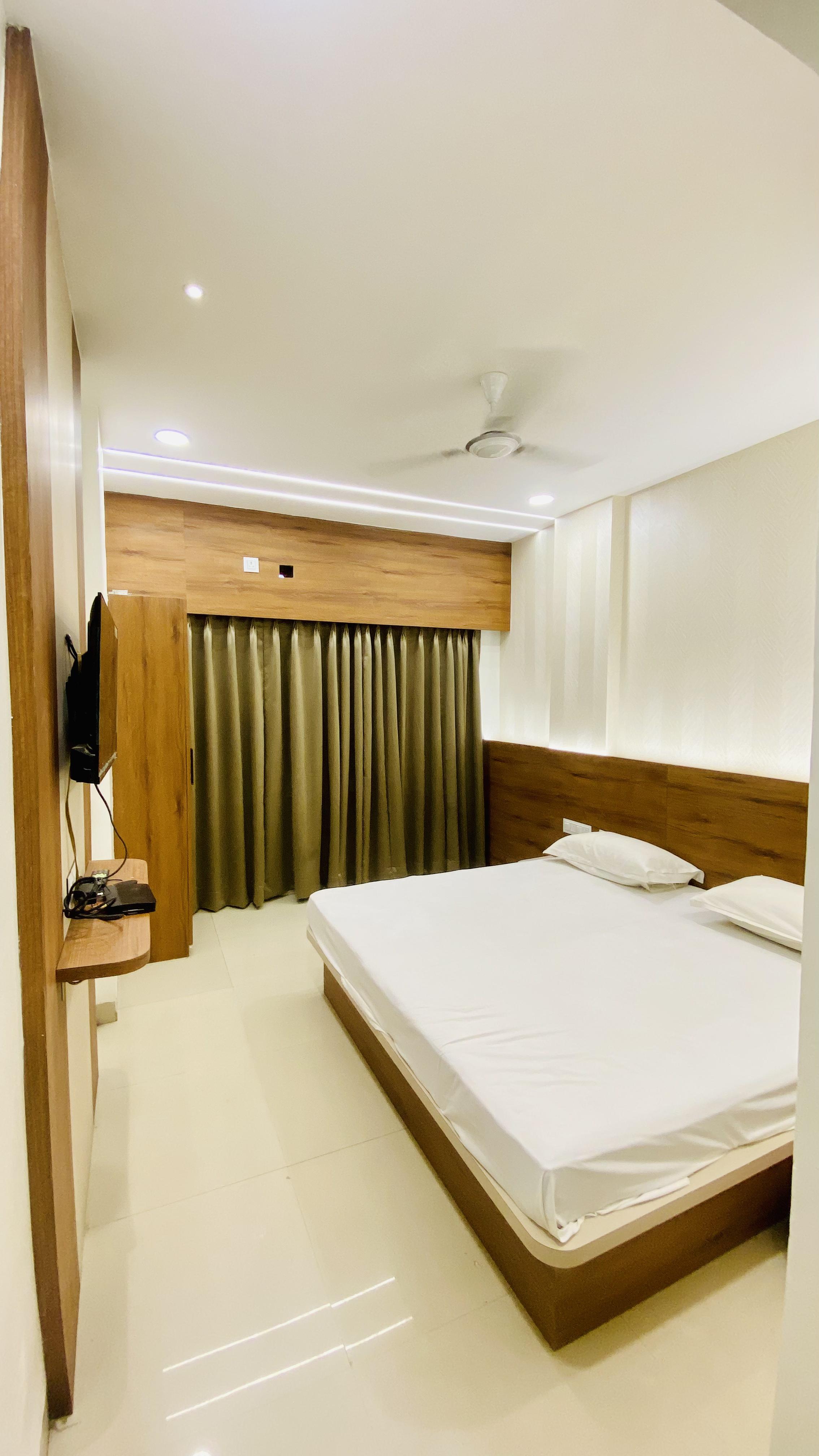 HOTEL SHREEMAN - Tap to explore photos