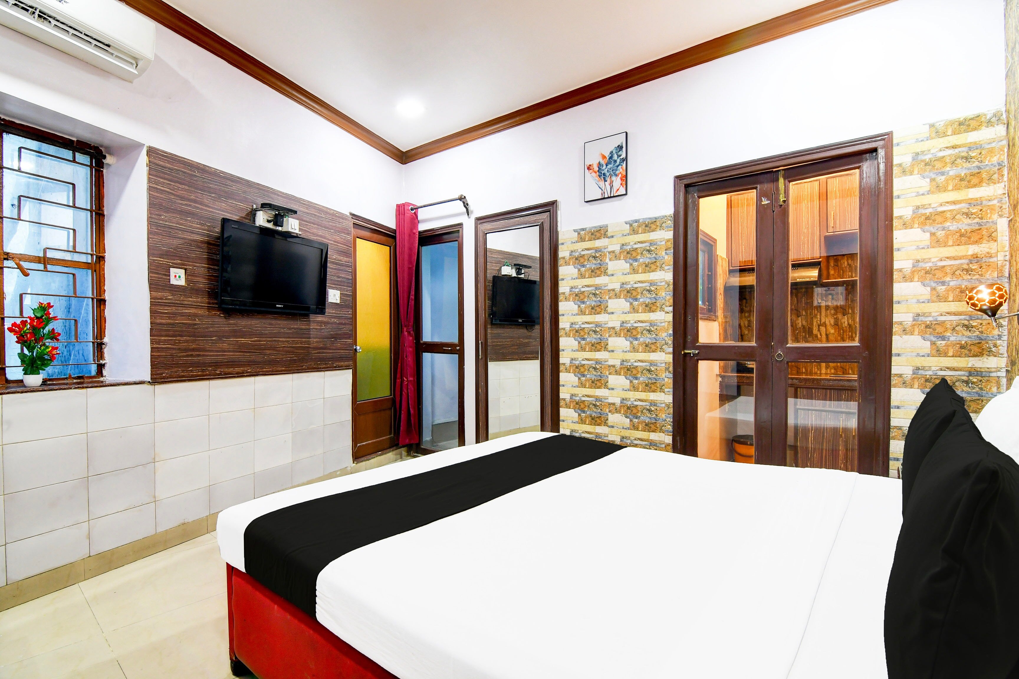 Super Collection O Karaya Road Formerly Hotel New Diamond - Tap to explore photos