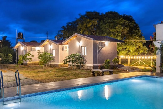 Lakeside Paradise| Private Pool| 3 Cottages