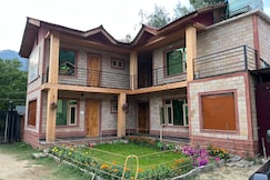 Birdsong 2BR Stay with Riverside by Homeyhuts-2, Pahalgam