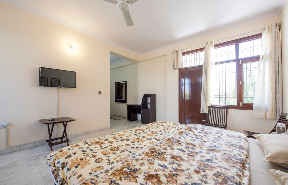 Annapurna Luxurious Bungalow close to Metro Sttn - Tap to explore photos