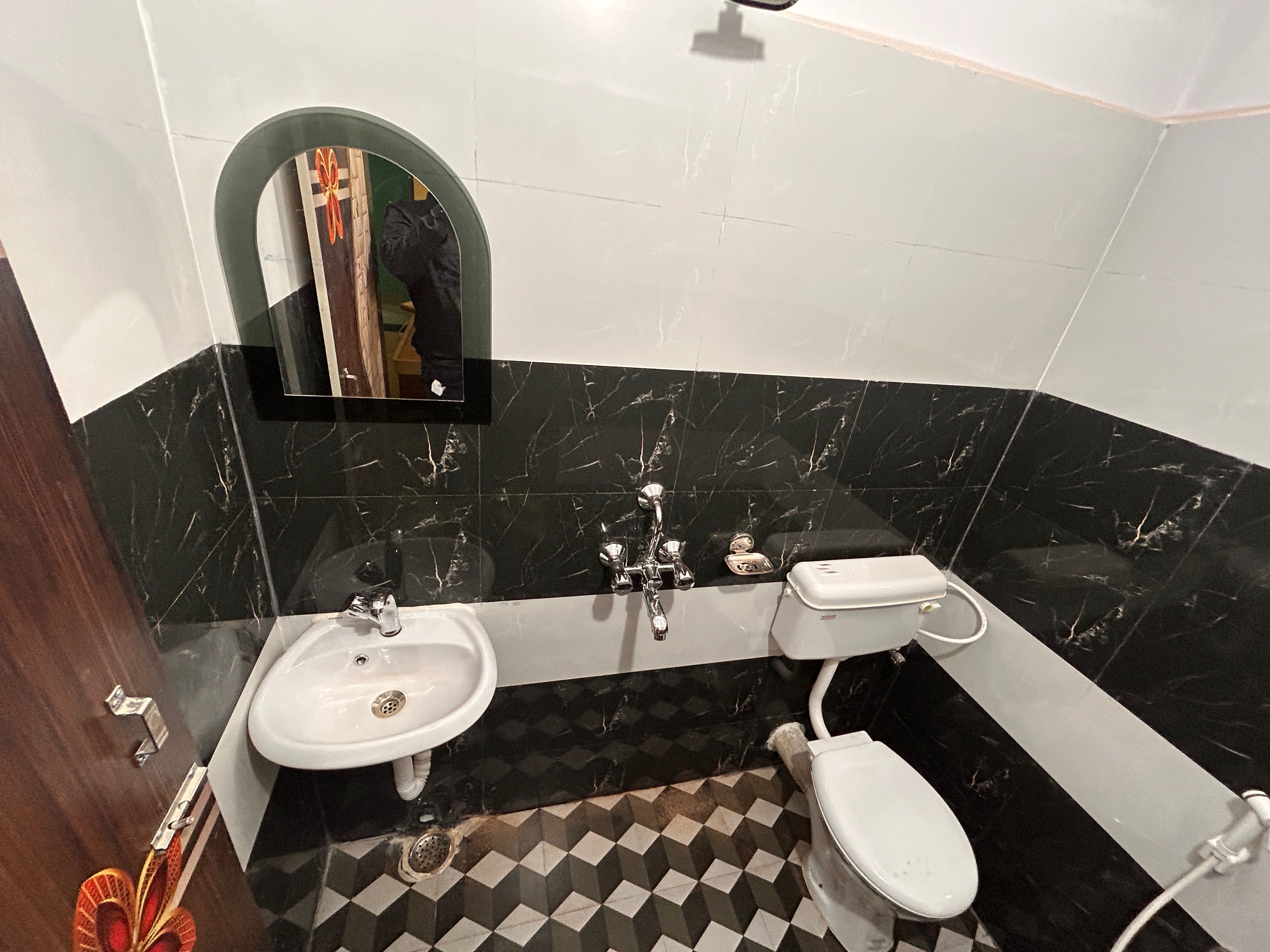 Hotel O OMM Guest house - Tap to explore photos
