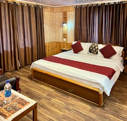 Deluxe AC Room