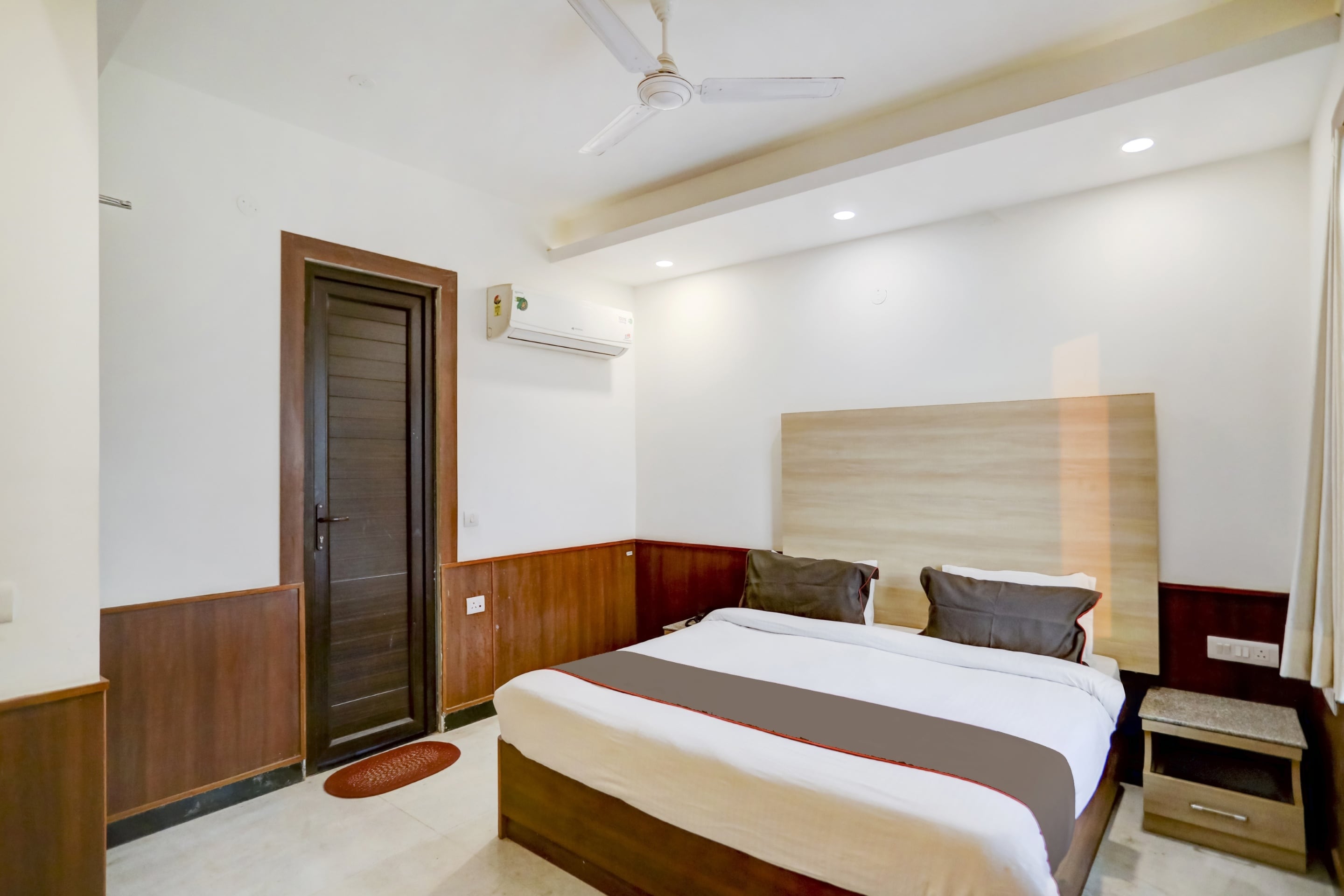 Hotel O Divy Noida Sector 50 Metro Station - Tap to explore photos