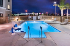 Holiday Inn Express & Suites BAKERSFIELD AIRPORT, Kern