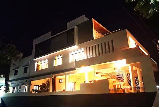 SE Grand 7BHK AC flat with 4 Kitchen & 4 Living rooms