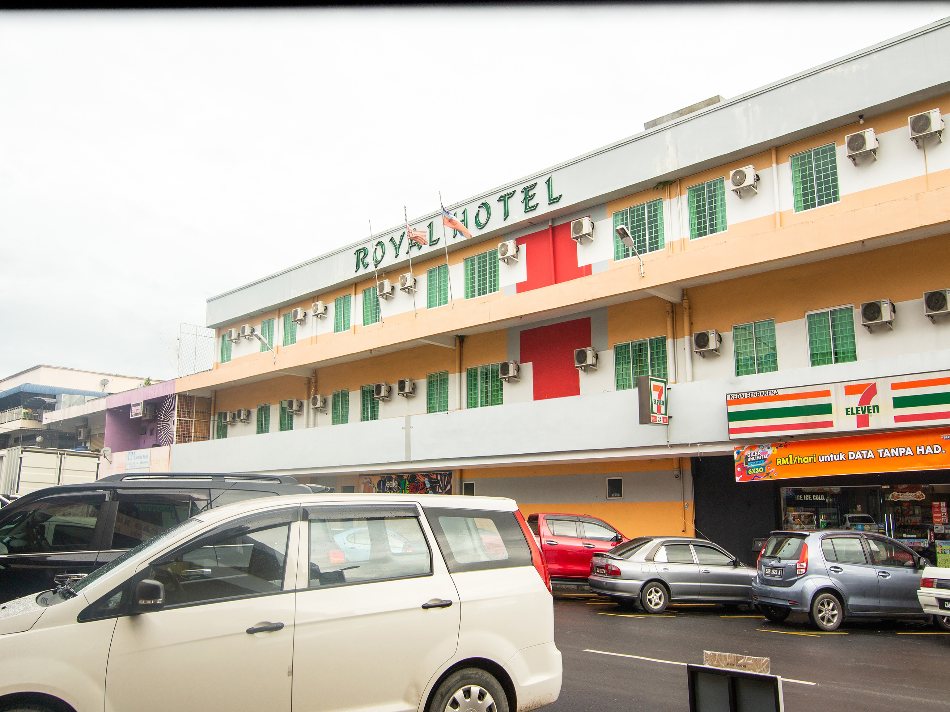 OYO 89408 Royal Hotel - Tap to explore photos